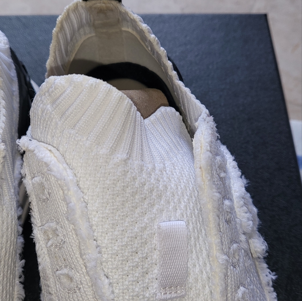 CHANEL White Sneakers Modern Minimalist Design - Picture 4 of 5